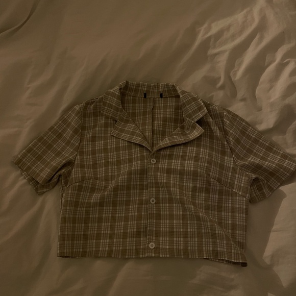 Tops - Plaid Cropped Button-Up Shirt